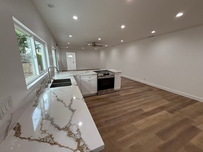 Building Photo - 620 Brittania St