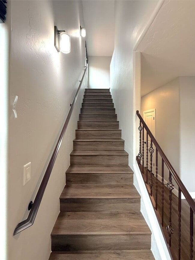 Building Photo - 4 bed, 2.5 bath duplex unit w/2 car garage