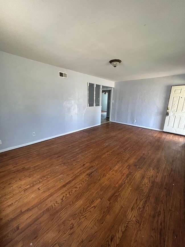 Building Photo - Large 3 bed 1 bath Home