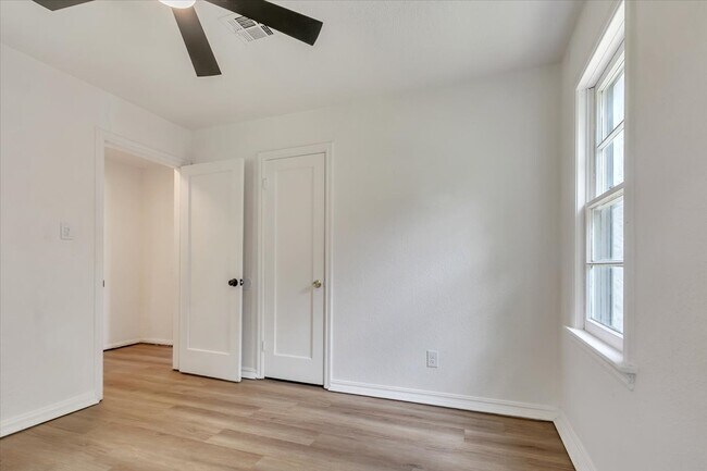 Building Photo - 2116 Andover Ct