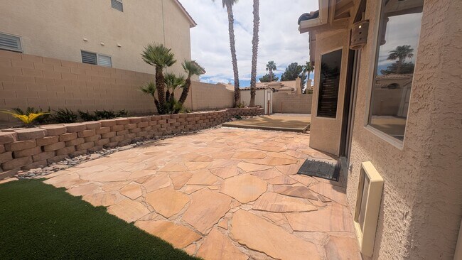 Building Photo - 3 bedroom 1 story house with large backyar...
