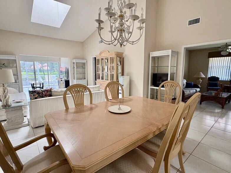 Building Photo - 7702 Majestic Palm Dr