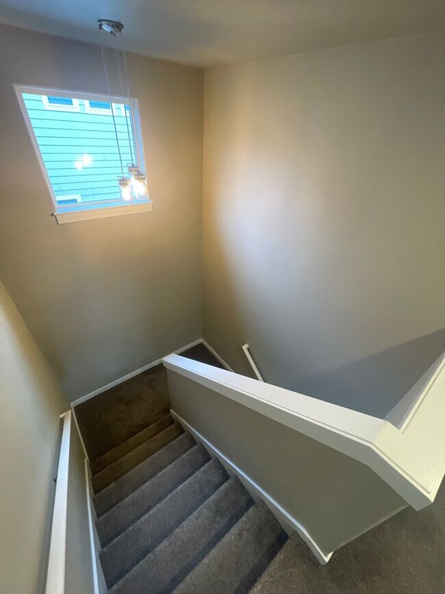 Building Photo - Beautiful 3 Bedroom on Large Corner Lot!