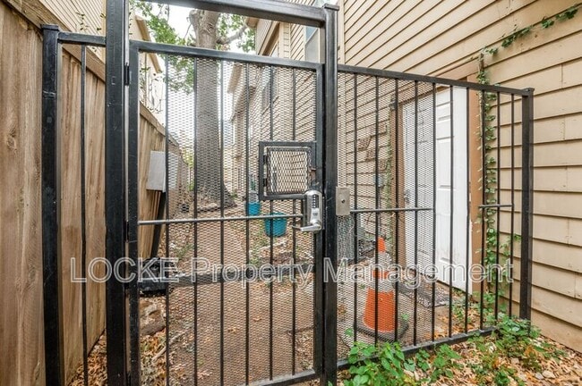 Building Photo - 2728 Reagan St