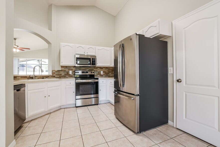 Building Photo - 2613 Deck Ave