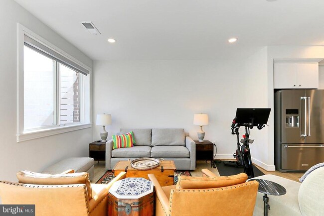 Building Photo - 635 Slaters Ln