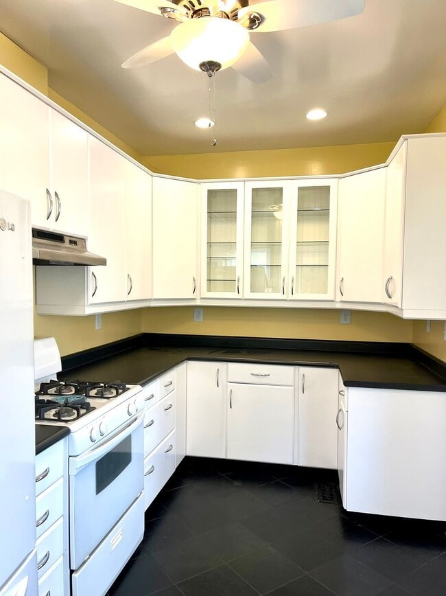 Building Photo - BEAUTIFUL, HISTORIC HOME IN THE HEART OF D...