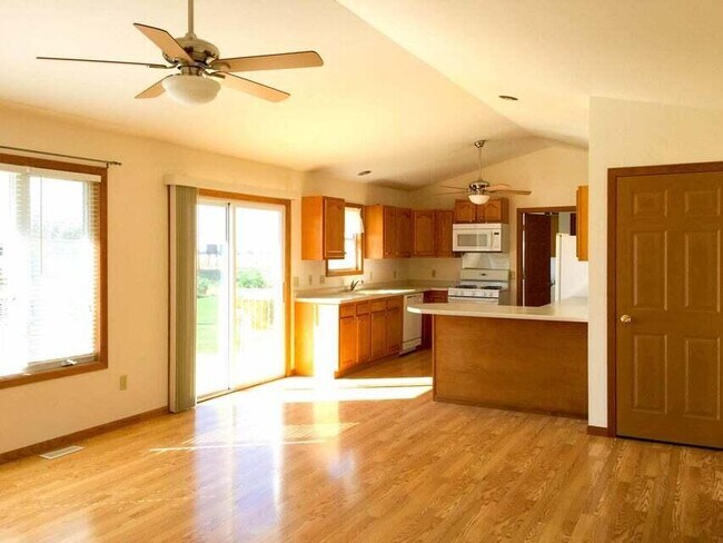 Building Photo - 105 Prairie Dr