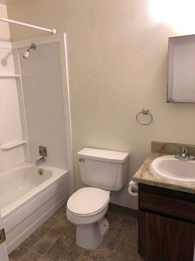 Building Photo - Convenient Location and Comfortable Living