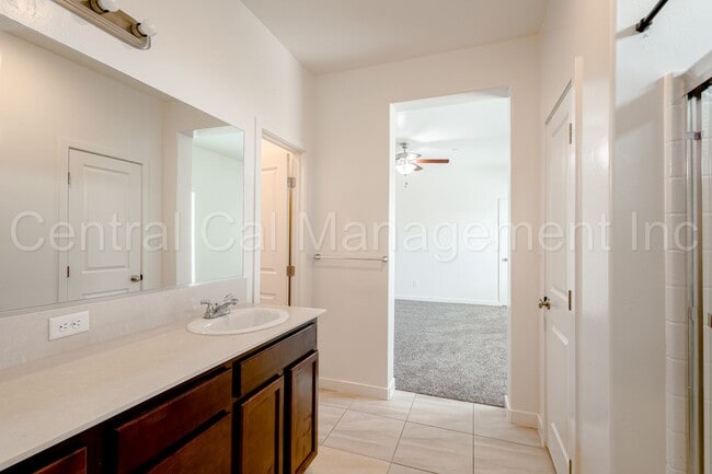 Building Photo - 4 bedroom 2 bath  Home in the Desired Sout...