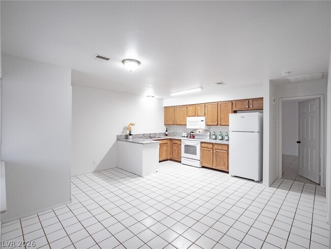 Building Photo - 825 Hedge Way
