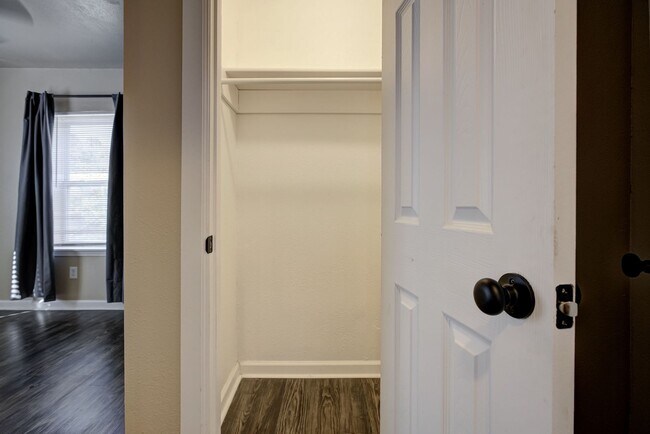 Building Photo - ** Move-in Special - First Full Month's Rent Free ** Bright & Stylish 2-Bedroom Close to the Plaz...