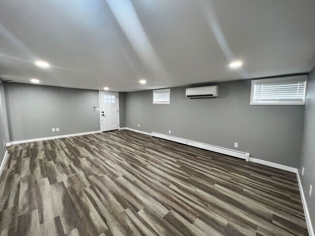 Building Photo - Spacious 3 Bedroom Apartment Near UNC with A/C