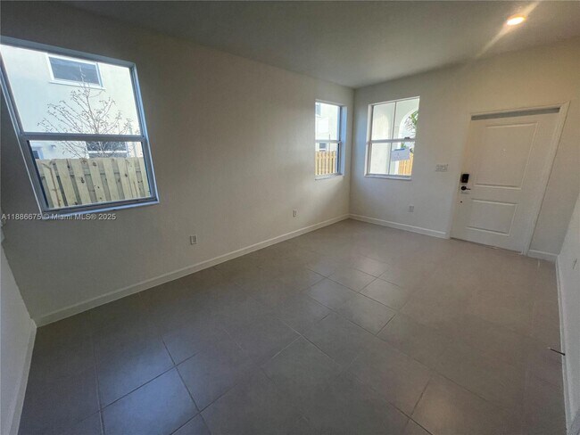 Building Photo - 2551 SE 28th St