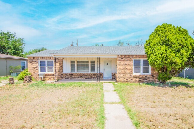 Primary Photo - 3 bedroom 2 bathroom updated home for rent.