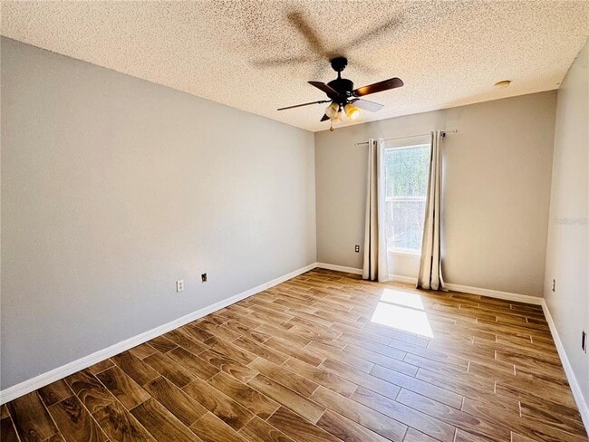 Building Photo - 2050 Corner Glen Dr