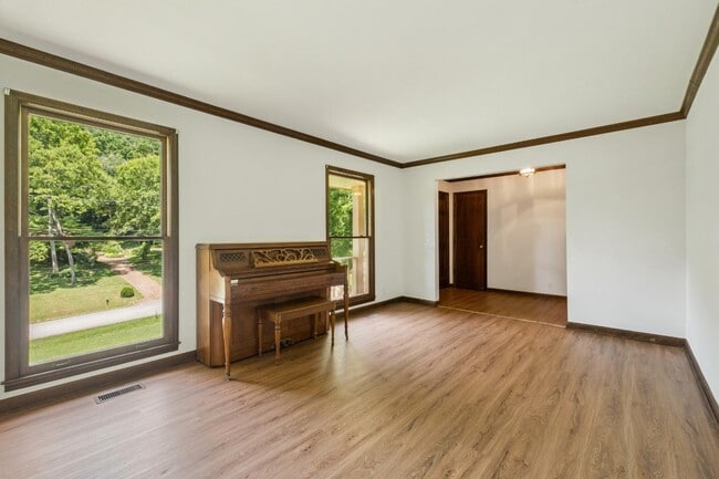 Building Photo - 1972 Sunnyside Dr