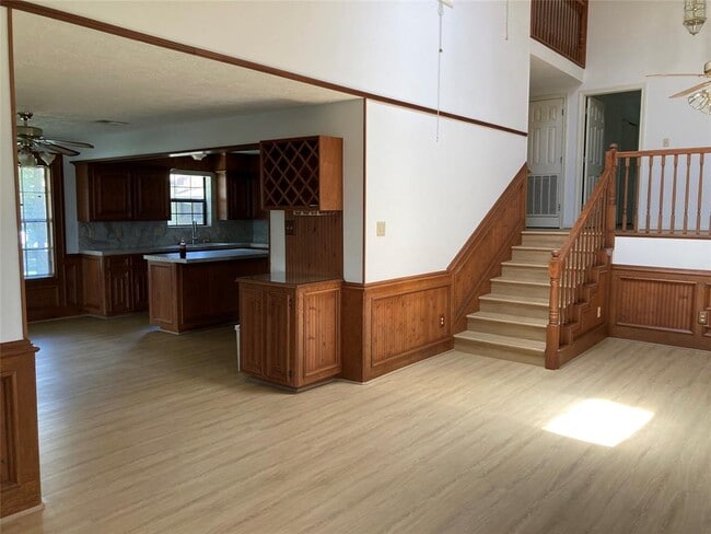Building Photo - 554 Harbor Dr