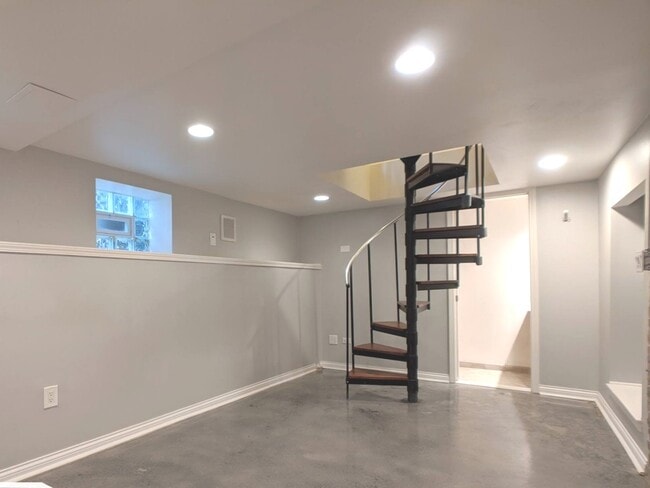Building Photo - 1222 W Hubbard St