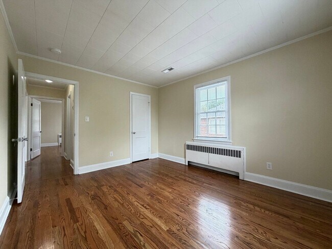 Building Photo - 452 Parkview Dr