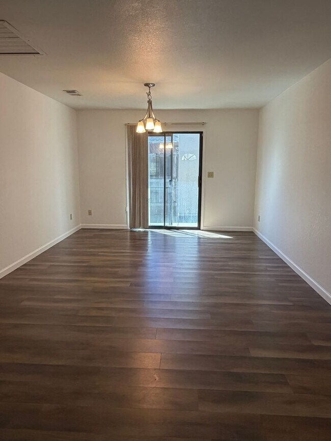 Building Photo - 3 bedroom Townhouse in East Redding