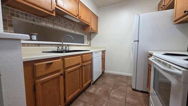 Building Photo - Comfortable 3 bedroom, 2 bath townhome AVA...