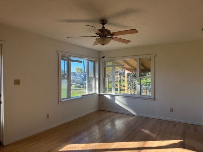 Building Photo - 3/2 Huge Yard and Garage