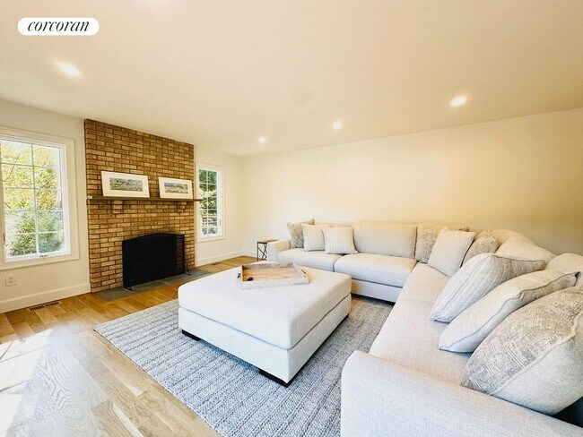 Building Photo - 10 Ginny Ln