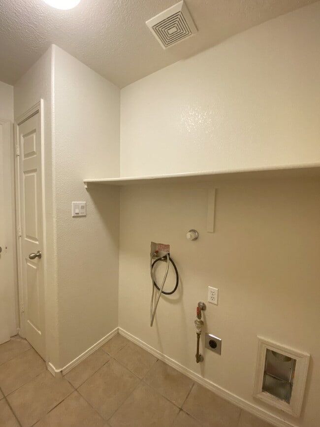 Building Photo - GATED COMMUNITY - 2 Story Townhouse - All BR Upper Level