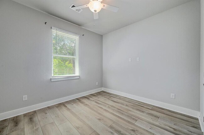 Building Photo - 340 Shady Bluff Dr