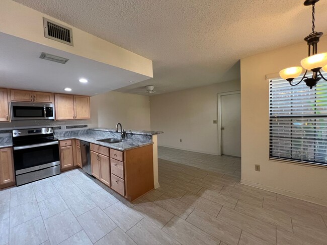 Building Photo - Beautiful 3 bed 2.5 bath townhome