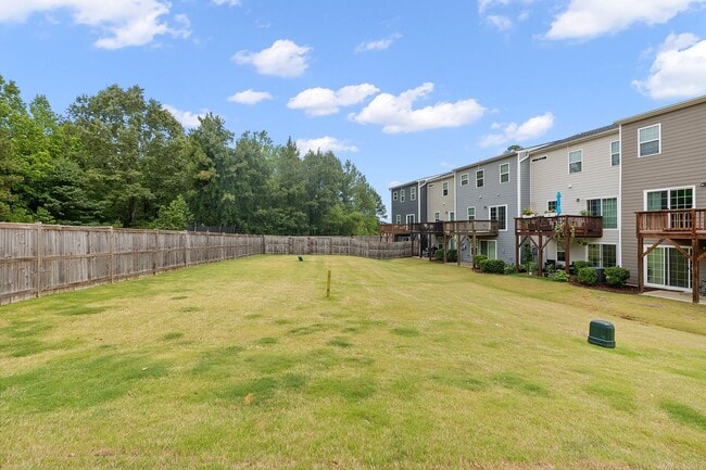Building Photo - **End Unit 3/3 Townhome in Great Location**