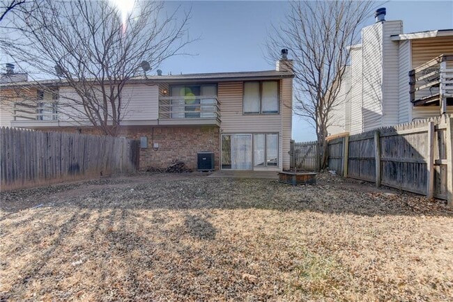 Building Photo - 3 Bedroom/2Bath/2Car Duplex- 2 Car Garage-1.5 from Chilsholm Creek