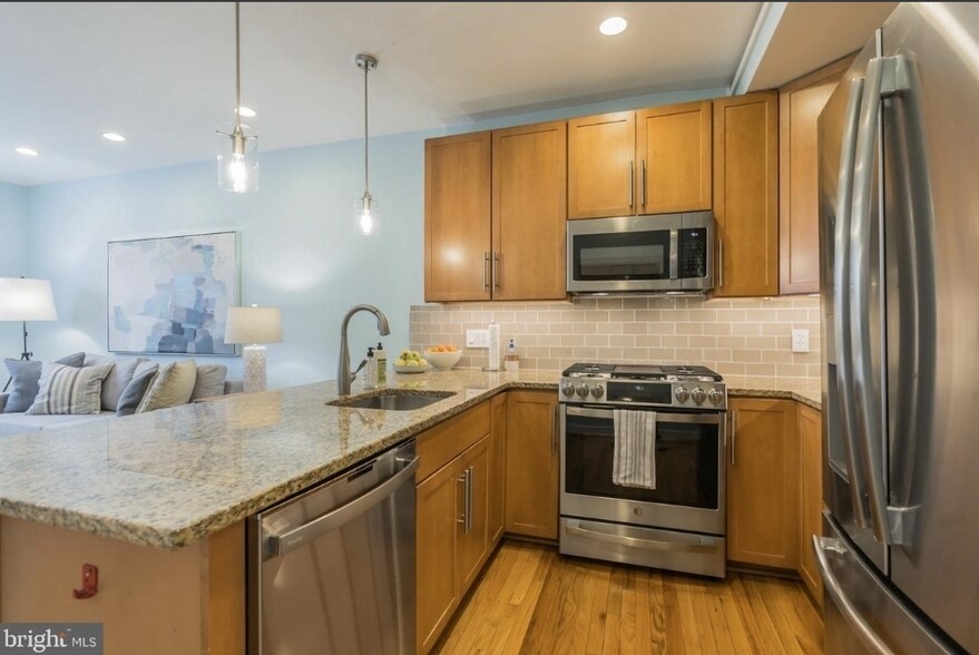 Building Photo - 302 Todd Pl NE