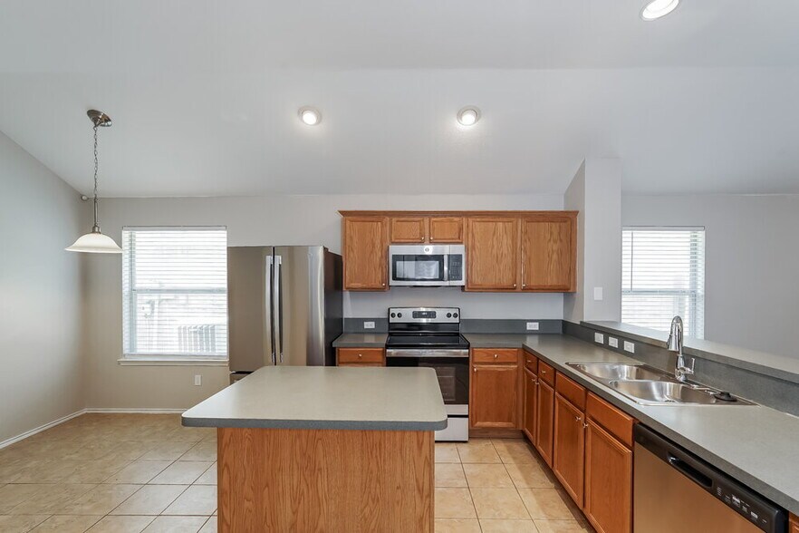Building Photo - 7617 Rainbow Creek Dr