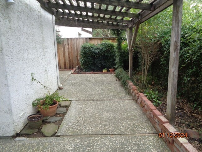 Building Photo - 1250 Redwood Ct