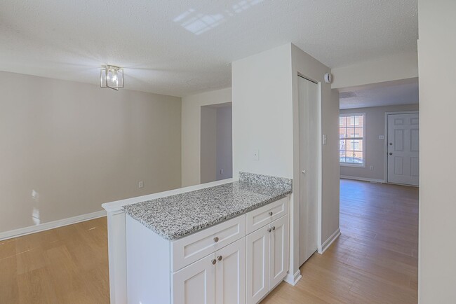 Building Photo - JUST RENOVATED Huge 3 bedroom 3 bathroom t...