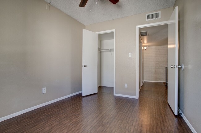 Building Photo - Wonderful Townhome centrally located.  Kit...