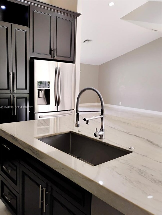 Building Photo - 9654 Sun Pointe Dr