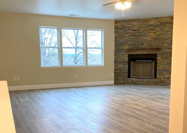 Building Photo - Laurel Park Spacious Home