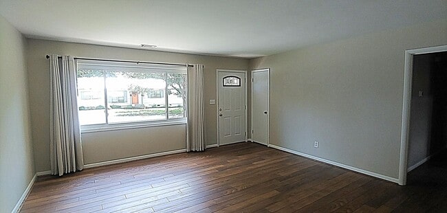 Building Photo - 3 BR, 2 Bath Home Available in Homewood