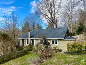 Building Photo - Freshly Renovated Hendersonville Cottage L...