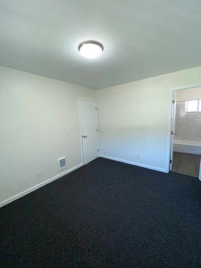 Building Photo - Upstairs beautifully renovated 1 bedroom 1...
