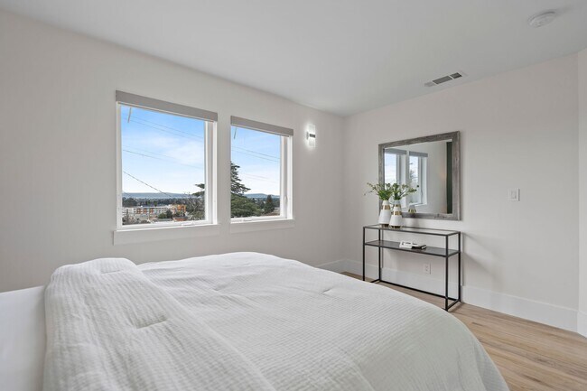 Building Photo - Stunning 4/3 in the Oakland Hills