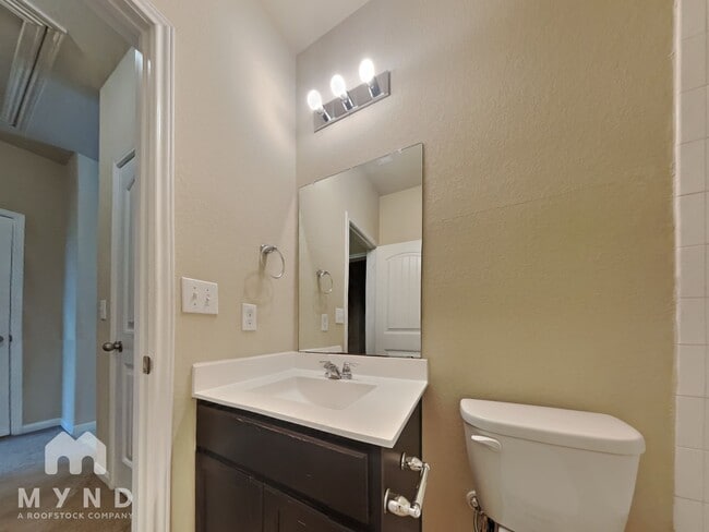 Building Photo - 2880 Donnell Dr