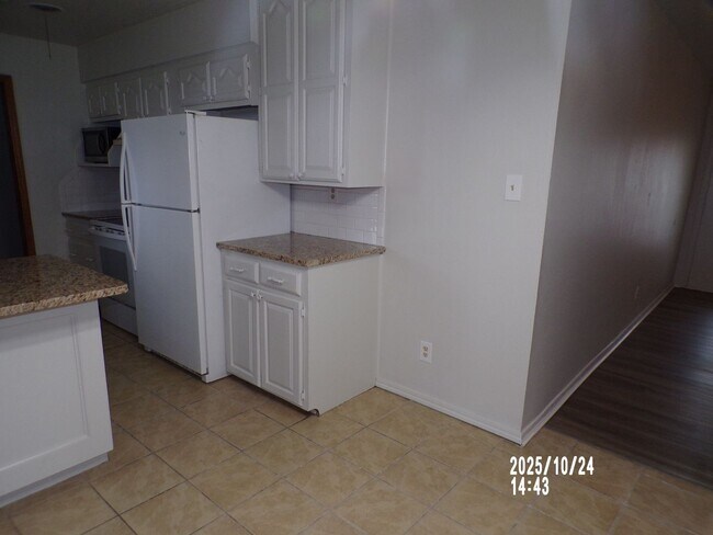 Building Photo - Very Nice home located in the Sullivan Vil...