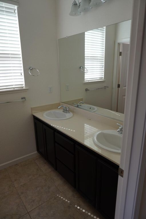 Building Photo - South Meadows Home