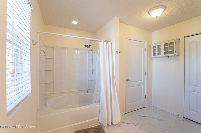 Building Photo - 2408 Bonnie Lakes Dr