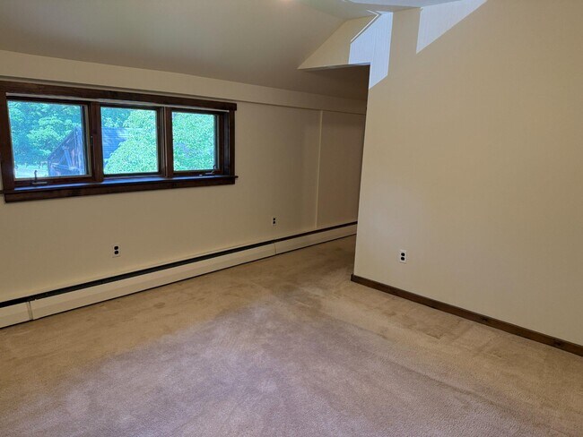 Building Photo - 1600 Sunset Ln