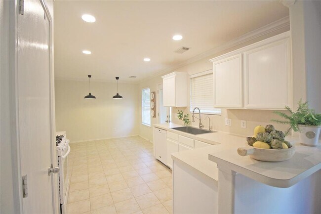 Building Photo - 6 Thicket Grove Pl